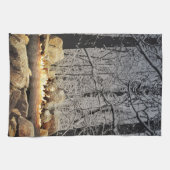 Linge De Cuisine Bûche de Yule en feu dans une forêt enneigée (Horizontal)
