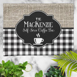 Linge De Cuisine Burlap Black Buffalo Check personnalisé<br><div class="desc">Un design amusant de faux burlap avec un coiffage classique de buffle noir et blanc avec votre personnalisation et une tasse à café en silhouette blanche.</div>