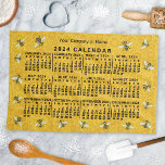 Linge De Cuisine Calendrier 2024 Année Bee Honeycomb Apiary Custom<br><div class="desc">Cette serviette de cuisine mensuelle 2024 année calendrier montre les jours de la semaine en noir. Le design a un thème nid d'abeille / nid d'abeille, et vous pouvez ajouter une ligne de texte en haut. Il s'agit d'un joli calendrier annuel audacieux pour vous aider à conquérir la nouvelle année....</div>