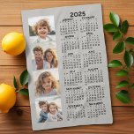 Linge De Cuisine Calendrier avec 4 photo Collage<br><div class="desc">Un collage photo de 4 avec un calendrier 2025. Un objet amusant pour le Nouvel An. Ajoutez 4 photos carrés à cette conception. Avec un peu de travail, vous pouvez changer la couleur arrière - plan et la couleur du calendrier lorsque vous cliquez sur l'option personnaliser et choisissez différentes couleurs....</div>