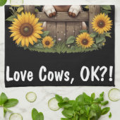 Linge De Cuisine Calf au-dessus de la clôture entourée de tournesol (Plié)