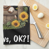 Linge De Cuisine Calf au-dessus de la clôture entourée de tournesol (Quart Plié)