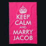 Linge De Cuisine Calme et Marie Jacob<br><div class="desc">Un rose vif personnalisable Keep Calm et Marry Jacob parodie d'un design classique.</div>