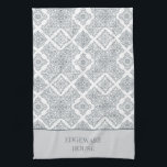 Linge De Cuisine Carrelage blanc gris méditerranéen personnalisé<br><div class="desc">Serviette de cuisine personnalisée en carrelage tendance imprimé. Le design est composé d'un élégant motif de tuiles méditerranéennes mélangées et d'un panneau gris à deux tons pour encadrer votre texte personnalisé. Le modèle est configuré pour que vous puissiez ajouter votre nom de famille, votre nom d'entreprise ou votre adresse de...</div>