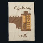 Linge De Cuisine Ce de Photagrapher est comment je roule la<br><div class="desc">Cette serviette de cuisine est parfaite pour les photographes et les shutterbugs de vieille école qui préfèrent des appareils-photo de film à les numériques. Elle comporte une illustration d'un rouleau démodé de film de 35 millimètres et le message, "ceci est comment je roule" dans le rétro type de style. Nostalgique...</div>