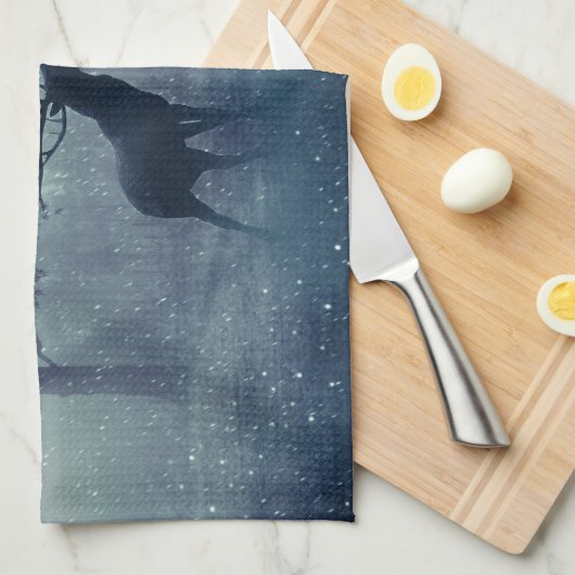 Linge De Cuisine Cerf avec Antlers dans une forêt ombragée (Quart Plié)