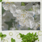 Linge De Cuisine cerisier blanc fleuri au printemps contre un ciel  (Plié)