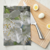 Linge De Cuisine cerisier blanc fleuri au printemps contre un ciel  (Quart Plié)