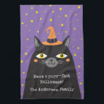 Linge De Cuisine Chat noir d'Halloween mignonne<br><div class="desc">Un mignon chat d'Halloween noir avec un casquette décore cette serviette de cuisine. Personnalisez-le pour Halloween avec votre nom de famille. Fait un cadeau mignon pour un ami pour Halloween. Conçu pour vous par Blackberry Boulevard.</div>