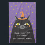 Linge De Cuisine Chat noir d'Halloween mignonne<br><div class="desc">Un mignon chat d'Halloween noir avec un casquette décore cette serviette de cuisine. Personnalisez-le pour Halloween avec votre nom de famille. Fait un cadeau mignon pour un ami pour Halloween. Conçu pour vous par Blackberry Boulevard.</div>