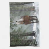 Linge De Cuisine Cheval Brown dans une forêt d'hiver avec chute de  (Vertical)