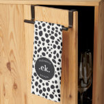 Linge De Cuisine Chien dalmate Abstrait Motif Monogramme<br><div class="desc">Le Dalmatian Dog Abstrait Motif Monogram Round Coussin présente un design abstrait d'inspiration dalmate associé à un monogramme personnalisé pour un accent moderne et unique. Parfait pour la décoration des canapés, des chaises ou des lits, ce coussin rond apporte une touche ludique mais sophistiquée à tout espace. Excellente option cadeau...</div>