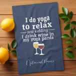 Linge De Cuisine Citation de vin amusant - Je bois du vin dans un p<br><div class="desc">Un petit humour à boire que vous pouvez transmettre à vos copines amoureuses du vin. Faites-les rire avec ce cadeau de bâillon humoristique ou d'éléphant blanc. Je fais du yoga pour me détendre - je plaisante - je bois du vin dans mon pantalon de yoga.</div>