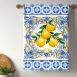 Linge De Cuisine Citrons de carreaux méditerranéens<br><div class="desc">Serviettes de cuisine en carrelage méditerranéen et bouquet de citron. De beaux citrons sur un arrière - plan de tuiles méditerranéennes bleu et blanc. Vous pouvez ajouter du texte à personnaliser.</div>