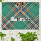 Linge De Cuisine Clan MacFarlane Crest sur Tartan de chasse antique (Plié)