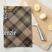 Linge De Cuisine Clan MacKenzie Crest sur Tartan de chasse Brown (Quart Plié)