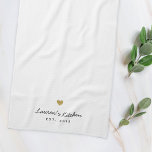 Linge De Cuisine Coeur doré moderne Nom personnalisé<br><div class="desc">Serviette de cuisine personnalisée au design de coeur doré avec nom et année personnalisés.</div>