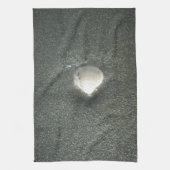 Linge De Cuisine Coquillage dans le sable : Un souvenir salé (Vertical)