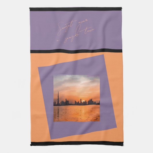 Linge De Cuisine Coucher de soleil sur une ville balnéaire - servie (Vertical)