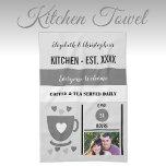 Linge De Cuisine Couple cuisine est date café photo gris<br><div class="desc">Transformez votre cuisine avec notre serviette personnalisée de cuisine! Avec ses noms, son année d'établissement et son charmant mot "Café et Thé servi tous les jours", cette serviette est un établissement confortable et fonctionnel. Parfait pour essuyer, afficher ou donner, il ajoute une touche chaleureuse et personnalisée à votre espace. Associez-le...</div>