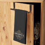 Linge De Cuisine Custom Grampy's Pub Année de création<br><div class="desc">Offrez un grand-père spécial avec cette superbe serviette de cuisine personnalisée pour la Fête des pères ou la Journée des grands-parents. Ajoute à cela l'installation du bar à la maison de grand-père, avec le "Grampy's Pub" et l'année établie sur un logo de bar de style vintage. Tout le texte est...</div>