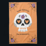 Linge De Cuisine Cute crâne de sucre Halloween<br><div class="desc">Un mignon crâne à sucre d'Halloween avec des fleurs et des coeurs décore cette mignonne serviette de cuisine. Personnalisez-le avec votre nom de famille. Conçu pour vous par Blackberry Boulevard.</div>