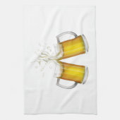 Linge De Cuisine Deux tasses avec une bière légère. (Vertical)