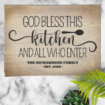 Linge De Cuisine Dieu bénisse cette cuisine Nom de famille<br><div class="desc">Bienvenue à tous vos invités avec cette serviette de cuisine personnalisée avec un accueil amusant et votre nom de famille. "Dieu bénisse notre cuisine et tous ceux qui entrent".</div>