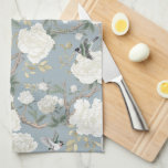 Linge De Cuisine Dusty Blue White Chinoiserie Floral Porcelaine<br><div class="desc">Belle décoration inspirée de la chinoiserie avec des fleurs de pivoines blanches d'ivoire et d'élégants oiseaux dressés contre un arrière - plan bleu luxueux</div>