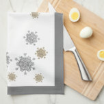 Linge De Cuisine Élégant Gold & Silver Snowflakes Noël<br><div class="desc">Serviette de cuisine avec élégants flocons de parties scintillant argent brillant sur l'arrière - plan blanc d'hiver,  taillé dans gris argent.</div>