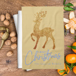 Linge De Cuisine Élégant Reindeer Or Joyeux Script de Noël<br><div class="desc">Elégant Gold Reindeer Joyeux Noël Serviette de cuisine Script Une serviette de cuisine de vacances élégante et élégante. Cette serviette présente un joli renne doré brillant sur un arrière - plan en or esthétique et un script "Joyeux Noël" dans une couleur offerte. Personnalisez cette serviette avec le nom d'une famille....</div>