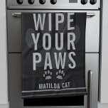 Linge De Cuisine Essuyez vos pattes Nom de l'animal de compagnie Se<br><div class="desc">Les meilleurs animaux de compagnie ont toujours des pattes propres. Il suffit d'ajouter le nom du vôtre à cette serviette de cuisine noire empreinte de patte.</div>
