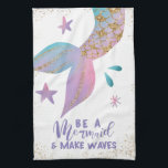 Linge De Cuisine Être une citation inspirante de sirène<br><div class="desc">Design fantasque et magique avec une citation avec une queue de sirène rose,  turquoise,  violette et sombre avec des détails de parties scintillant faux or avec des étoiles et un éclat d'eau autour. Le texte de typographie en bas dit "Soyez une sirène et faites des vagues".</div>