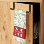 Linge De Cuisine Famille Monogram Christmas Holly<br><div class="desc">Votre nom et prénom personnalisent cette serviette de cuisine avec des branches,  des baies et un motif de verdure. Parfait pour votre décor maison ou offrir en cadeau. CORRESPONDRE des articles dans notre magasin.</div>