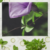 Linge De Cuisine Fleur violette sur Arrière - plan vert (Plié)