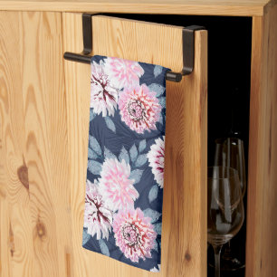 Linge De Cuisine Fleurs blanches et roses sur bleu foncé.