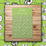 Linge De Cuisine Fleurs dessinées à la main en noir et blanc sur mo<br><div class="desc">Ce beau motif floral de dessins de fleurs en noir et blanc contrastant avec un arrière - plan vert. L'oeuvre est réalisée avec de l'encre noire sur du papier blanc et un teint clair d'herbe jeune pour l'arrière - plan qui donne une ambiance printemps et début été. Le design peut...</div>