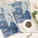 Linge De Cuisine Floral Birds Anglais Garden Toile Bleu et blanc<br><div class="desc">Ce magnifique collage design a été créé à partir d'une large sélection d'oeuvres vintages en bleu et blanc Delft. Il est composé de couche sur couche d'écriture manuscrite éphémère, poterie, aquarelle illustrations botaniques des oiseaux, fleurs et feuillage et plus encore. Graphiquement conçu par Audrey Jeanne Roberts, artiste et designer de...</div>