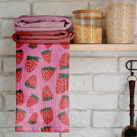 Linge De Cuisine Fraises d'été bio rouge sur arrière - plan rose<br><div class="desc">Belle peinture de fraises de gouache bio. Illustration de fruit d'été.</div>