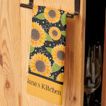 Linge De Cuisine Fun Chic Customisé Tournesol motif floral<br><div class="desc">Motif de tournesol personnalisé mignon Serviette de thé moderne. Ajoutez votre nom de citation amusante à cette serviette fleurie colorée. Ces serviettes de cuisine mignonnes sont parfaites pour ajouter un peu de couleur à votre cuisine. Associez-le avec une bouteille de vin et il fait un grand cadeau personnalisé pour les...</div>