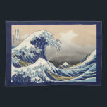 Linge De Cuisine Grande vague au large de Kanagawa et Mont Fuji Mer<br><div class="desc">"La Grande Vague au large de Kanagawa", aussi connue sous le nom de "Sous la Vague au large de Kanagawa", est une gravure captivante réalisée par le célèbre artiste japonais Katsushika Hokusai. Créé vers 1831, il fait partie d'une série intitulée "Trente-six vues du Mont Fuji." L'oeuvre représente une scène d'une...</div>