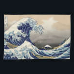Linge De Cuisine Grande vague Kanagawa peinture japonaise<br><div class="desc">Vague japonaise de coupe de bois — Vague du Mont Fuji par Hokusa Une grande vague est dans l'océan — et vous voyez le Mont Fuji dans l'arrière - plan lointain — la vague s'enroule autour du grand Mont Fuji. La vague géante est si intense que vous pourriez presque manquer...</div>