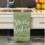Linge De Cuisine Green Joyeux Noël Calligraphie personnalisée<br><div class="desc">Ce design comprend une jolie serviette de cuisine de Noël,  avec script de calligraphie,  et un simple cadeau vert,  gardienne d'hôtesse,  vous pouvez créer votre propre,  parfait pour la cuisson de vacances,  un joli plaisir fantaisiste,  festif,  Noël,  style minimaliste.</div>