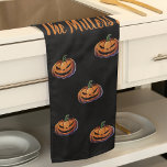 Linge De Cuisine Halloween Citrouille noir et orange personnalisé<br><div class="desc">Ajoutez une touche de charme éffrayant à votre cuisine grâce à notre serviette de cuisine personnalisée au design festif de citrouille noir et orange ! Parfait pour Halloween, cette serviette n'est pas seulement fonctionnelle mais aussi une décoration délicieuse pour votre maison. Que vous fassiez de la pâtisserie ou organisiez une...</div>