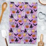 Linge De Cuisine Halloween thème collage toss Motif violet<br><div class="desc">Ce motif fantaisiste à lancer d'Halloween est fait principalement en orange et noir sur un arrière - plan violet clair. Il comprend des fantômes blancs, des chats et des chauves-souris noirs, des citrouilles oranges et des chouettes orange pâle. C'est un joli dessin animé pour vous aider à célébrer votre fête...</div>