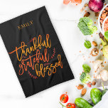 Linge De Cuisine Heureux Nom béni Orange Jaune Noir<br><div class="desc">Merci Merci Merci Blessed Nom Orange Jaune Noir. Des mots formidables pour l'action de grâce et tout au long de l'année, dans un script élégant, les mots de gratitude Thankful Grateful Blessed dans les couleurs vibrantes de la chute sur un arrière - plan noir qui peut être changé à une...</div>