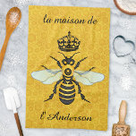 Linge De Cuisine Honeybee Honeypeb French Bee Elegant Nom personnal<br><div class="desc">Cette belle serviette de cuisine d'abeilles de miel montre une grande abeille et couronne sur un arrière - plan clair et lumineux de nid d'abeille. L'abeille jaune et noire a des ailes bleu-blanc doré qui sont étalées comme si elle était prête à voler. L'arrière - plan est un motif de...</div>