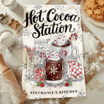 Linge De Cuisine Hot Cocoa Station Noël personnalisé<br><div class="desc">Chauffez votre cuisine avec cette serviette de cuisine de Noël personnalisée et décorée d'une station de cacao chaude et festive. Parfait pour ajouter une touche cosy à votre décor de vacances, cette serviette présente des tasses de cacao chaud avec des sucres de canne, des guimauves et des gâteries festives. Customisez-le...</div>