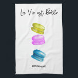 Linge De Cuisine Illustration de Mignons Macarons<br><div class="desc">Illustration colorée et mignonne de macarons sur les serviettes de cuisine. Ajoutez de la couleur à votre cuisine avec ce look moderne et tendance,  avec une touche personnalisée.</div>