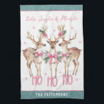 Linge De Cuisine Jingle et Mingle de rennes de Noël personnalisés<br><div class="desc">Christmas Reindeer Jingle & Mingle Festive Party Nom personnalisé Kitchen Towel présente des rennes festifs avec des arcs roses et des accents floraux avec le texte "Let's Jingle & Mingle" dans la typographie de script de calligraphie rose moderne avec votre nom personnalisé. Un cadeau personnalisé parfait pour Noël et les...</div>